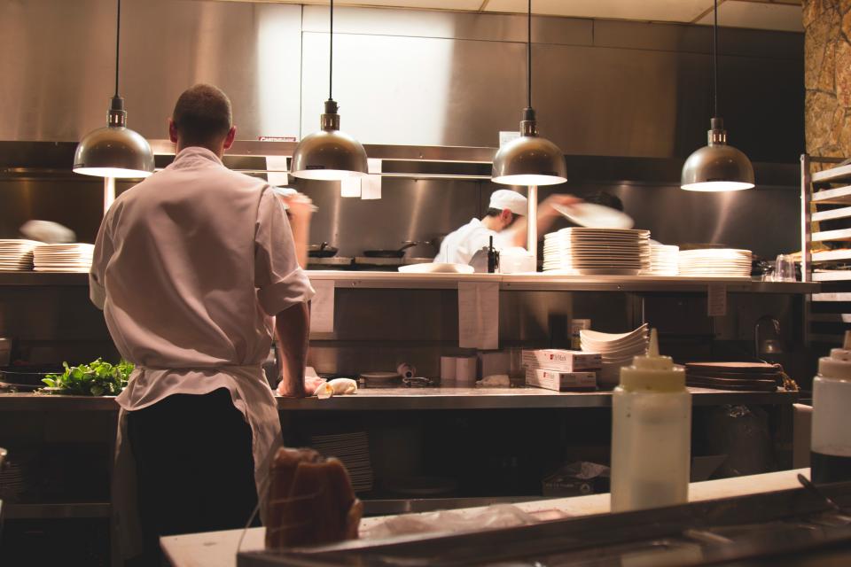 Kokke i et restaurantkøkken under servering